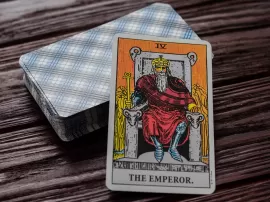 Las poderosas combinaciones del Emperador y la Luna en el Tarot