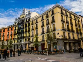Conoce Madrid y su icónico barrio Santa Justa  Inspirado en la serie Los Serrano