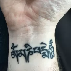 El significado y simbolismo del mantra Om Mani Padme Hum en tatuajes
