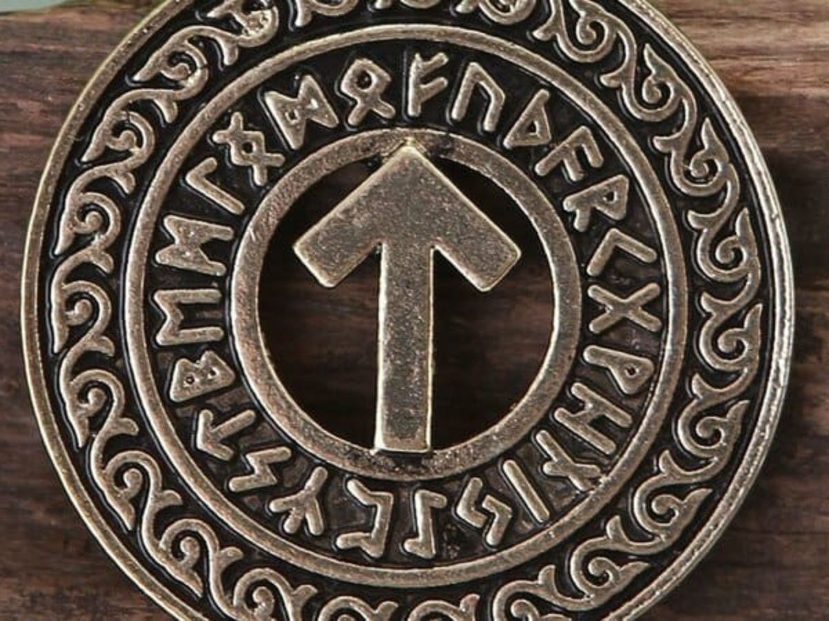 significado de la runa teiwaz la runa vikinga del dios de la guerra